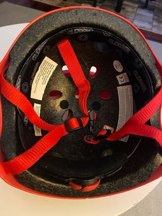 Casco infantile rosso con design