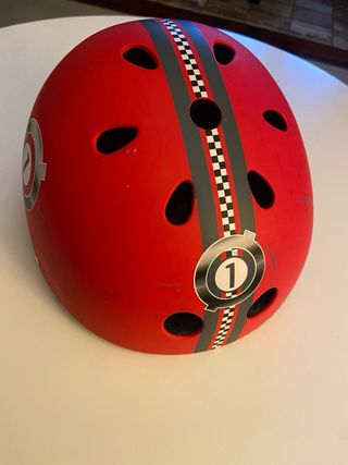 Casco infantile rosso con design