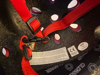 Casco infantile rosso con design