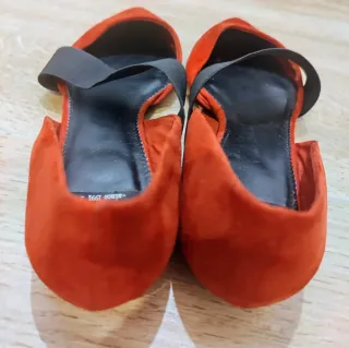 Zapatos rojos con tira negra