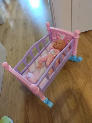 Culla di giocattolo con bambola e accessori
