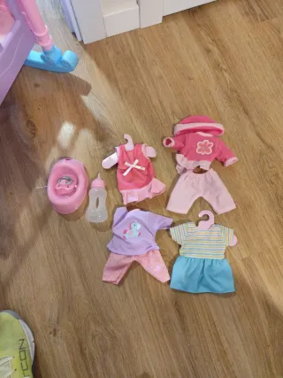 Culla di giocattolo con bambola e accessori