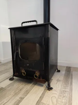 Estufa de leña negra con ventana