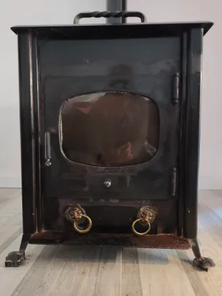 Estufa de leña negra con ventana