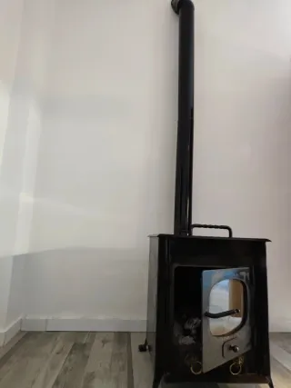 Estufa de leña negra con ventana