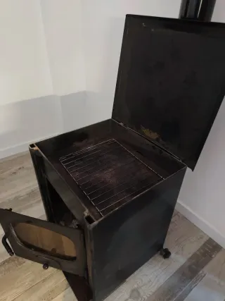 Estufa de leña negra con ventana