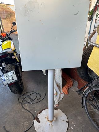 Mesa alta metálica blanca con óxido