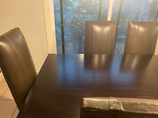 Mesa de comedor de madera y 6 sillas