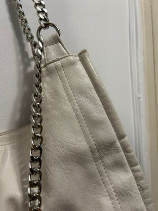 Bolso blanco con cadena