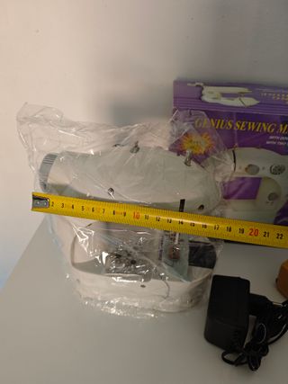 Maquina de coser pequeña blanca nueva