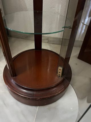 Vitrina de cristal y madera