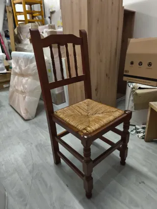 Silla clásica de madera y ratán