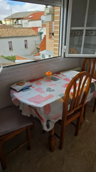 Mesa de comedor cristal y sillas madera