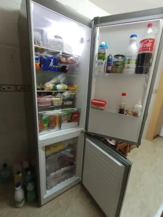 Mesa de comedor cristal y sillas madera