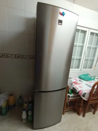 Mesa de comedor cristal y sillas madera