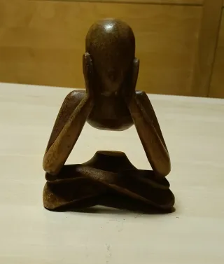 Figuras de madera tallada