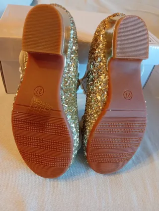 Zapatos de princesa dorados para niña