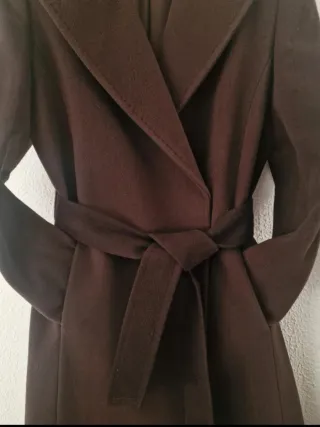 Elegante abrigo de mujer marrón