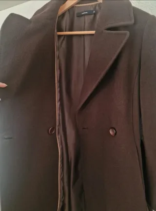 Elegante abrigo de mujer marrón