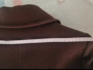 Elegante abrigo de mujer marrón