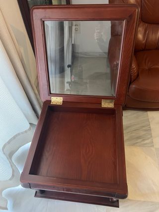 Mesa de madera maciza con tapa de cristal