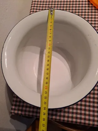 Orinal esmaltado blanco con borde azul