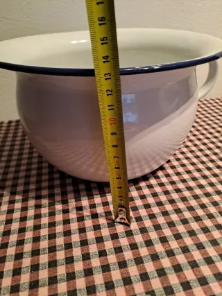 Orinal esmaltado blanco con borde azul