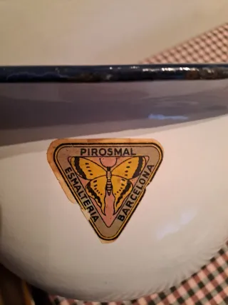 Orinal esmaltado blanco con borde azul