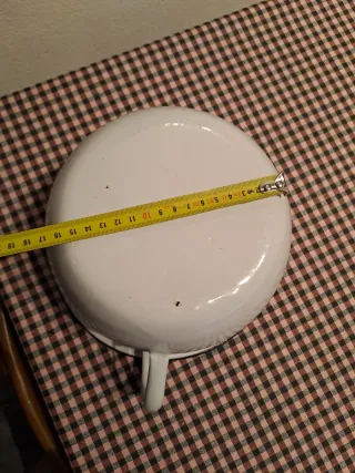 Orinal esmaltado blanco con borde azul