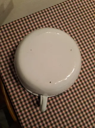 Orinal esmaltado blanco con borde azul