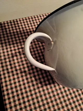 Orinal esmaltado blanco con borde azul