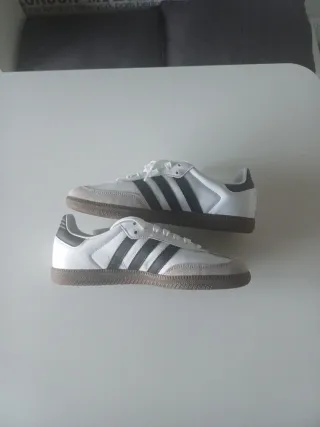 Zapatillas Adidas Blancas y Negras