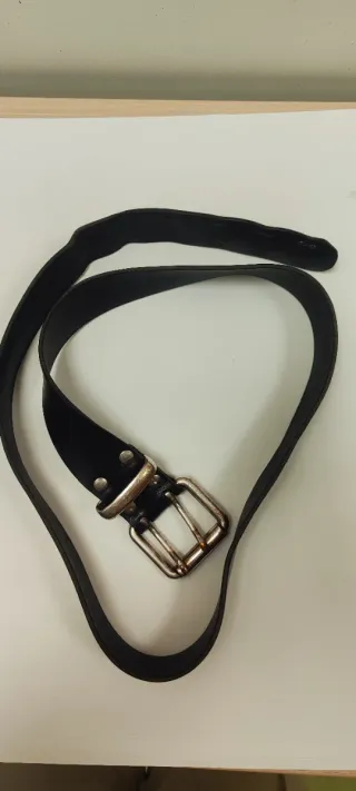 Cinturón de cuero negro con hebilla plateada