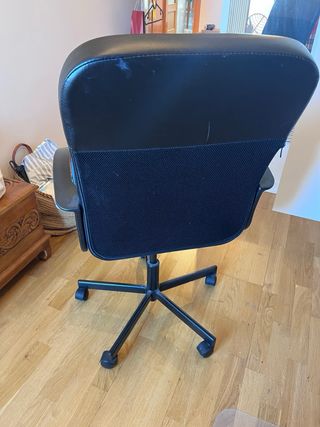 Silla de oficina negra con ruedas