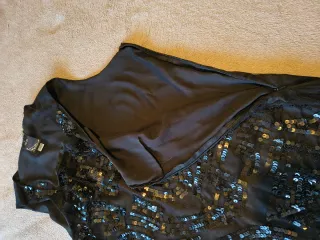 Vestido o blusa de lentejuelas negro