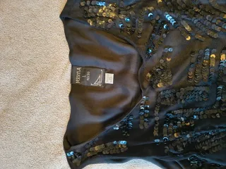 Vestido o blusa de lentejuelas negro