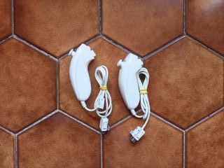 2x Wii Remote + Motion Plus + Nunchuk