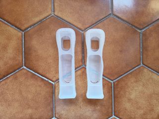 2x Wii Remote + Motion Plus + Nunchuk