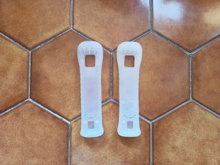 2x Wii Remote + Motion Plus + Nunchuk