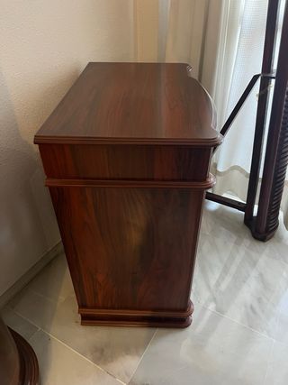 Mueble vitrina de madera con puertas de cristal