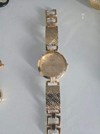 Reloj Guess Dorado