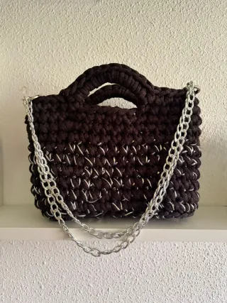 Bolso de mano negro y plata crochet con cadena
