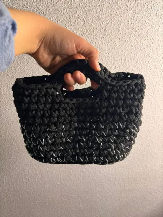 Bolso de mano negro y plata crochet con cadena