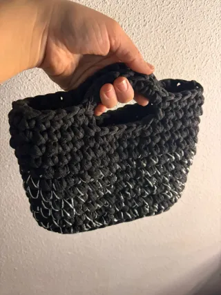 Bolso de mano negro y plata crochet con cadena