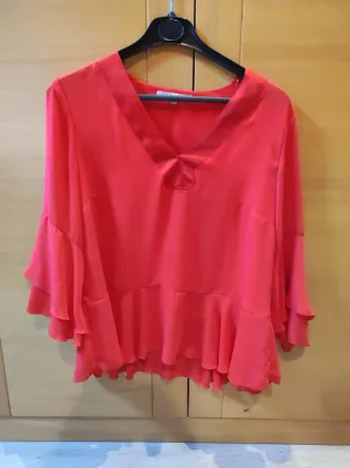 Blusa roja con volantes