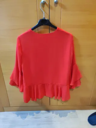 Blusa roja con volantes