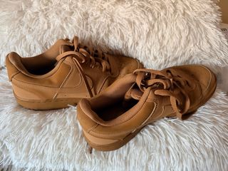 Nike Beige/Marrón Zapatillas Deportivas