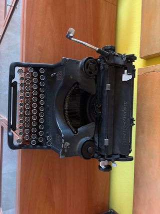 Máquina de escribir Hispano-Olivetti M40