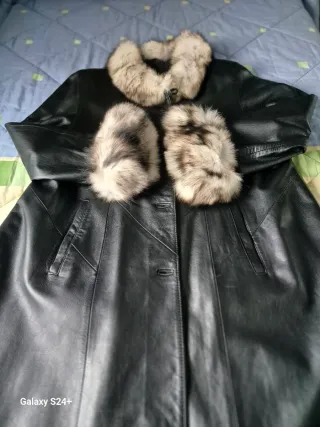 Abrigo de cuero negro con cuello de zorro