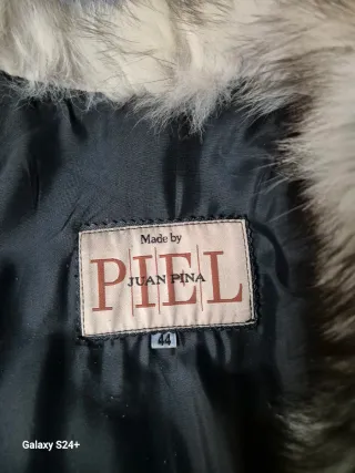 Abrigo de cuero negro con cuello de zorro